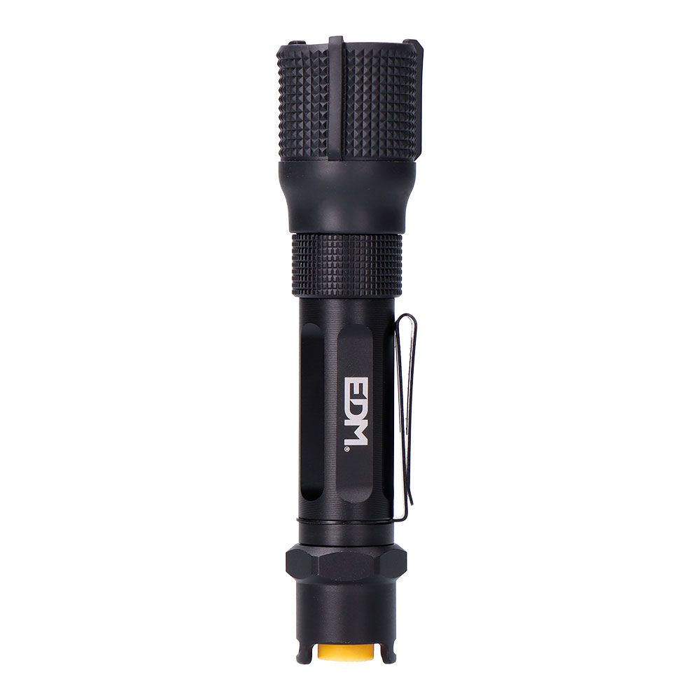 Lanterna LED tática recarregável Wolf x1 550 lm / 200 lm IP67 ø3,2 para pendurar, até 5 horas de autonomia, 3 horas de carregamento, corpo em alumínio, IP67 à prova d'água até 1 m por 30 minutos, dimensões ø32 x 139 mm. É apresentado em um display de 6 unidades