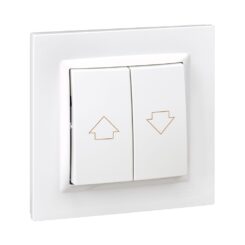Botão de estores brancas com quadro