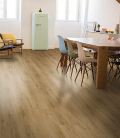 Pavimento vinílico Sepia Classic Oak numa sala