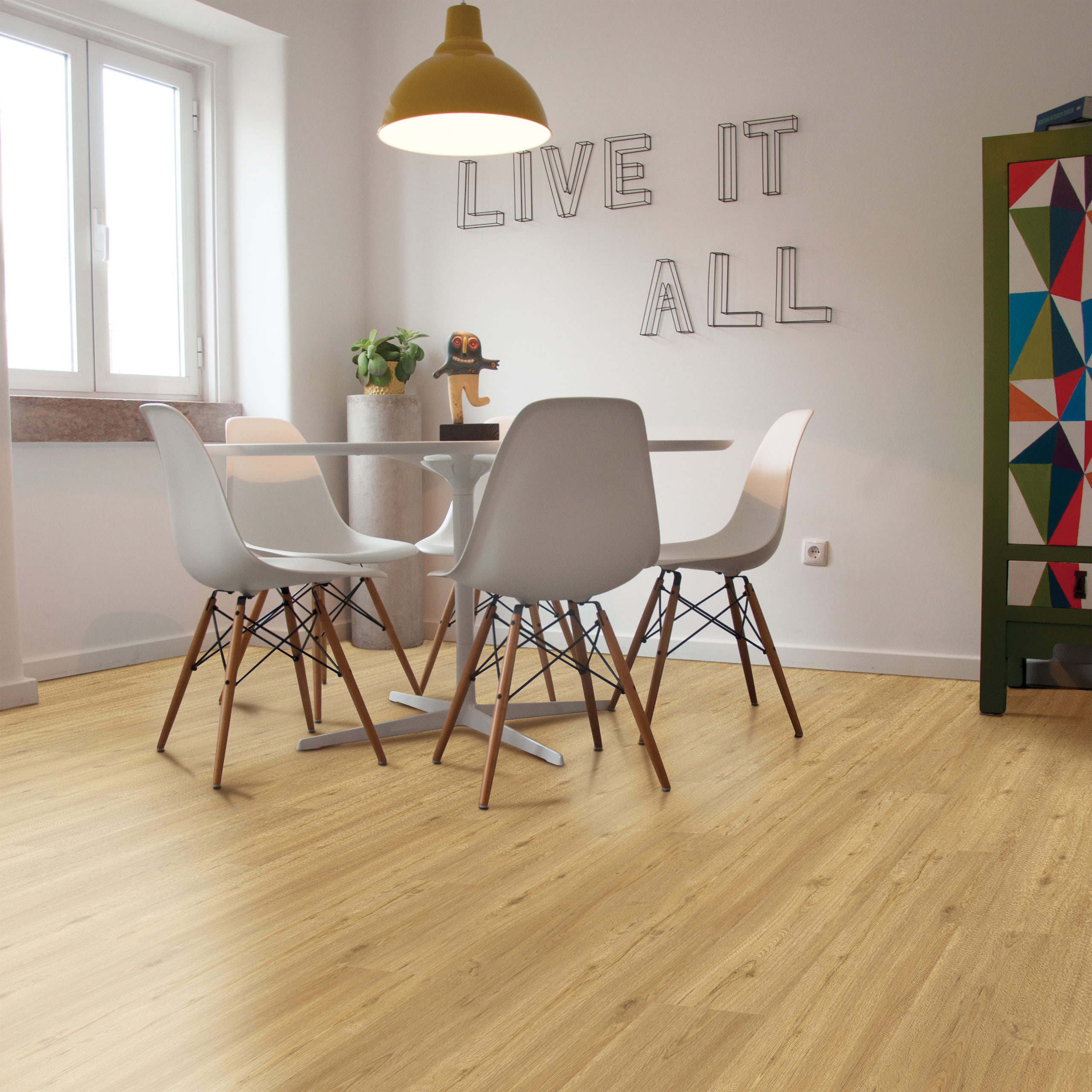 Pavimento vinílico Gold Summer Oak — ambiente sala jantar