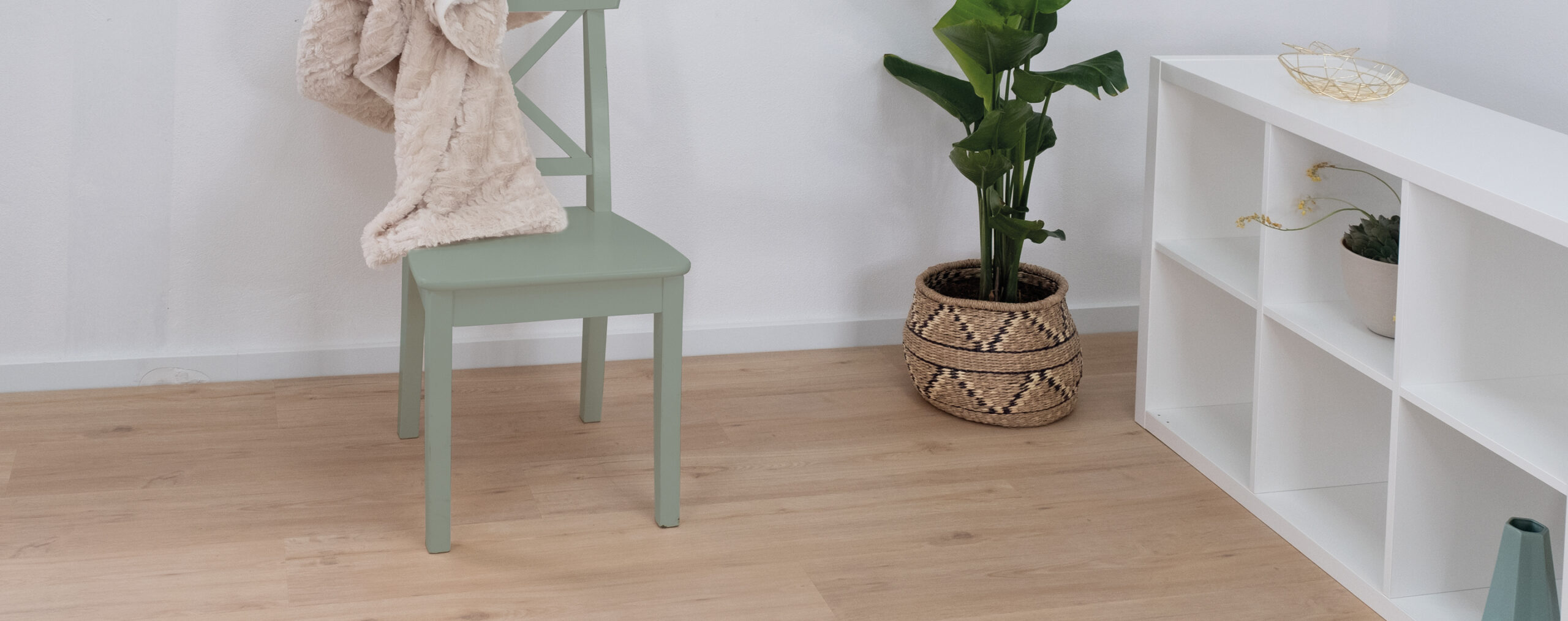 Pavimento vinílico Blossom Summer Oak — ambiente cadeira