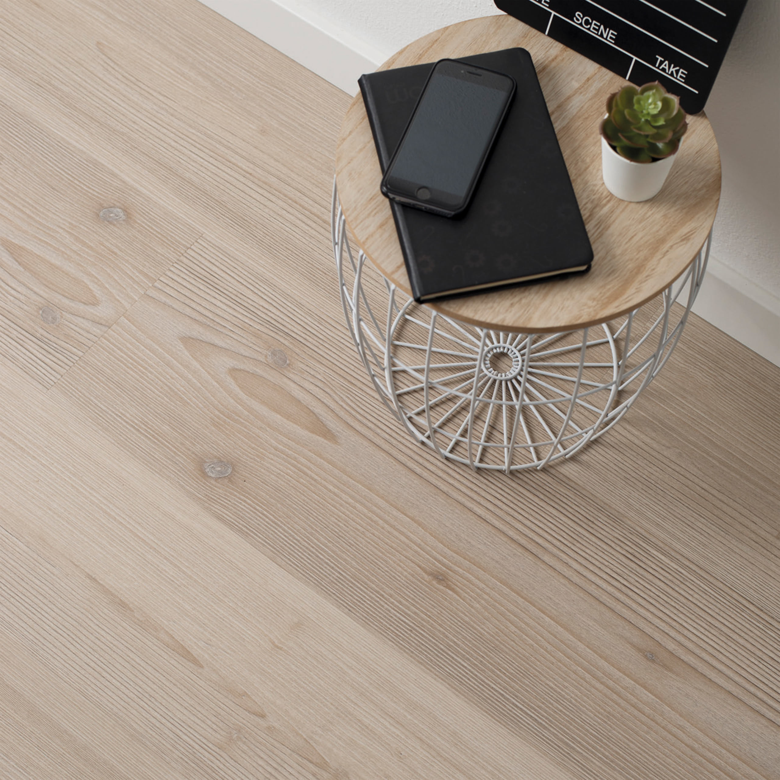 Pavimento vinílico Ivory Loft Pine — ambiente mesa