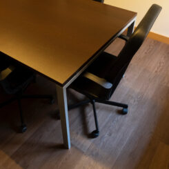 Pavimento vinílico Coffee River Oak — ambiente escritorio